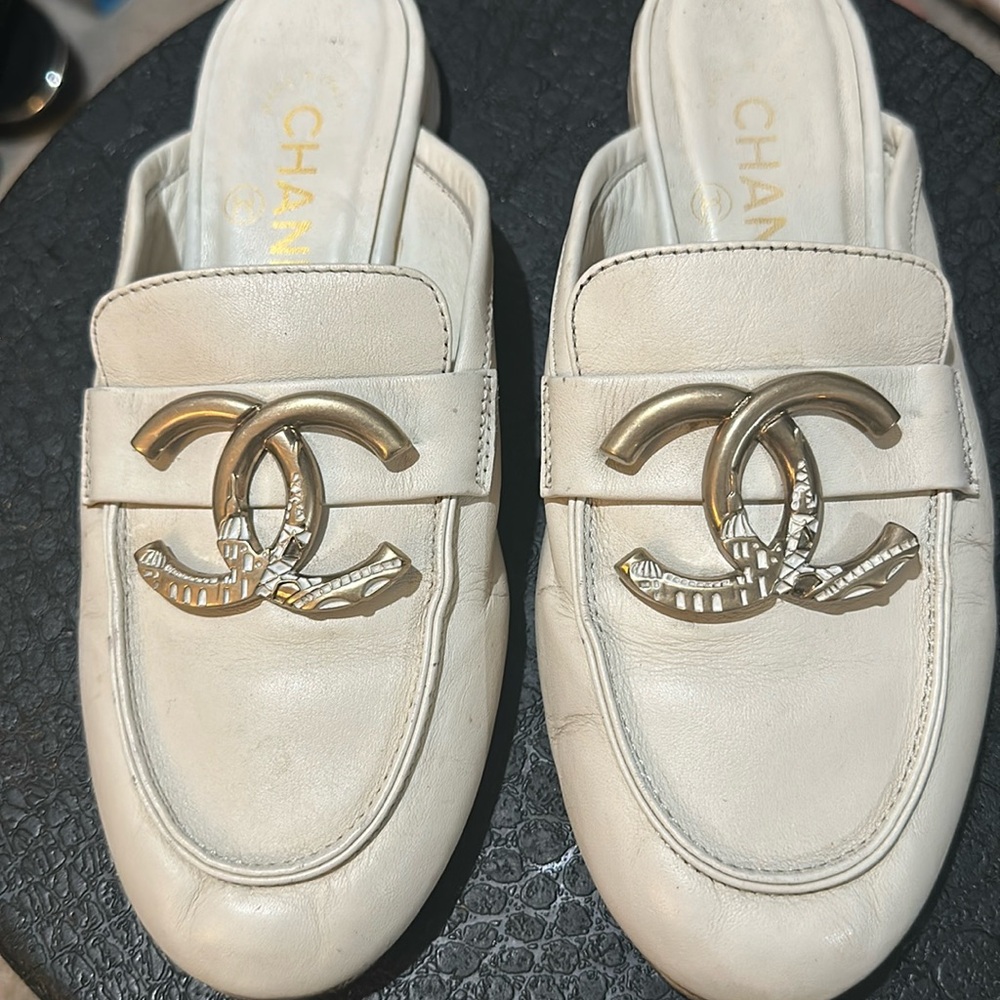 Chanel leather CC flat mules size 36C